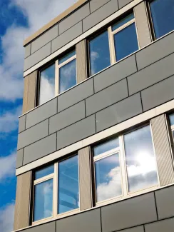 Bild von Wand des Gebäudes mit Himmel im Hintergrund