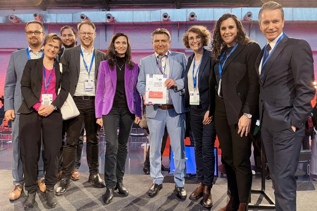 Gruppenfoto mit Bürgermeister Günter Beck (Mitte), der die Auszeichnung von Mariya Gabriel, EU-Kommissarin für Forschung, Innovation, Bildung, Kultur und Jugend im Beisein der Mainzer Delegation erhält.